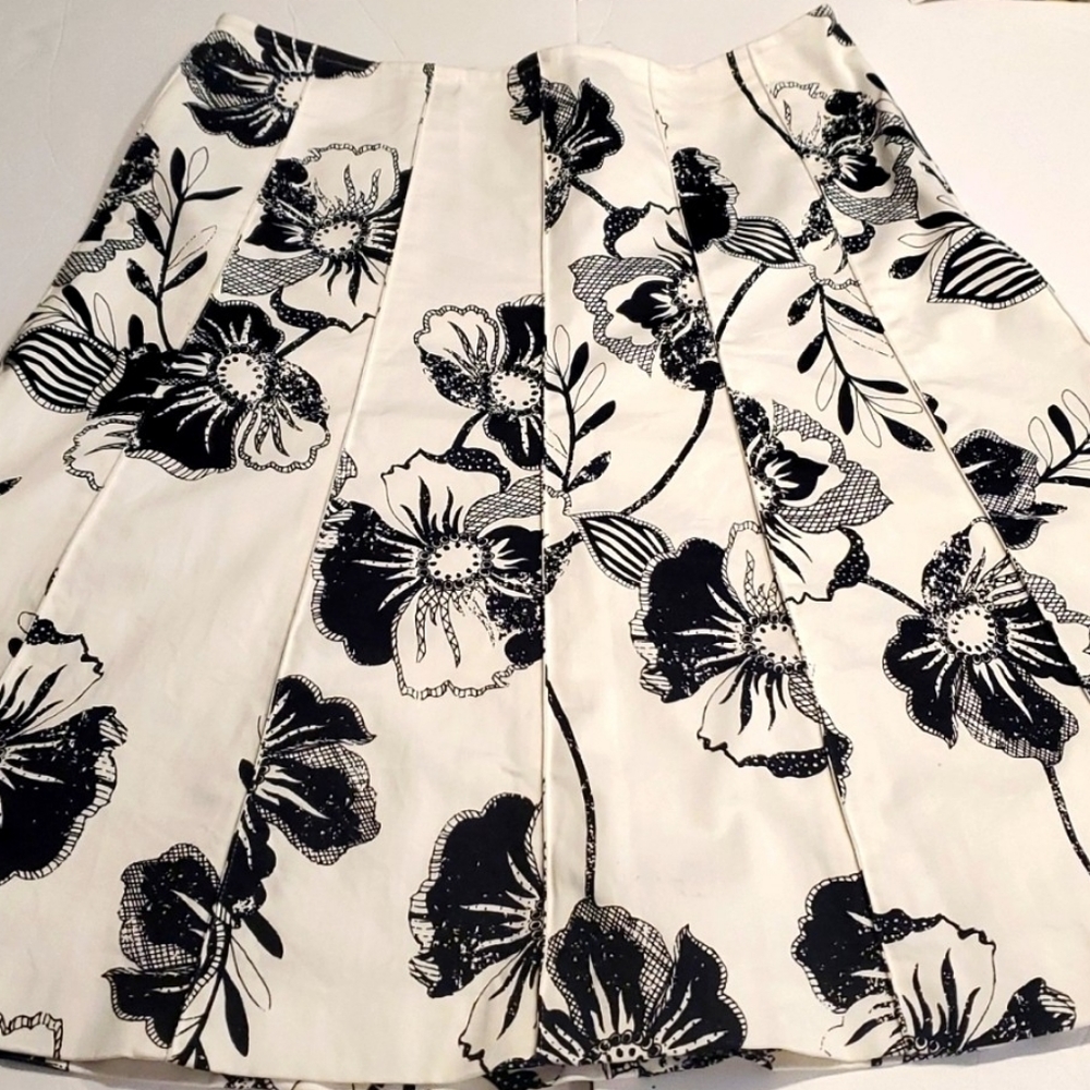 Yansi Fugel Skirt size 10 Black and white Very good condition